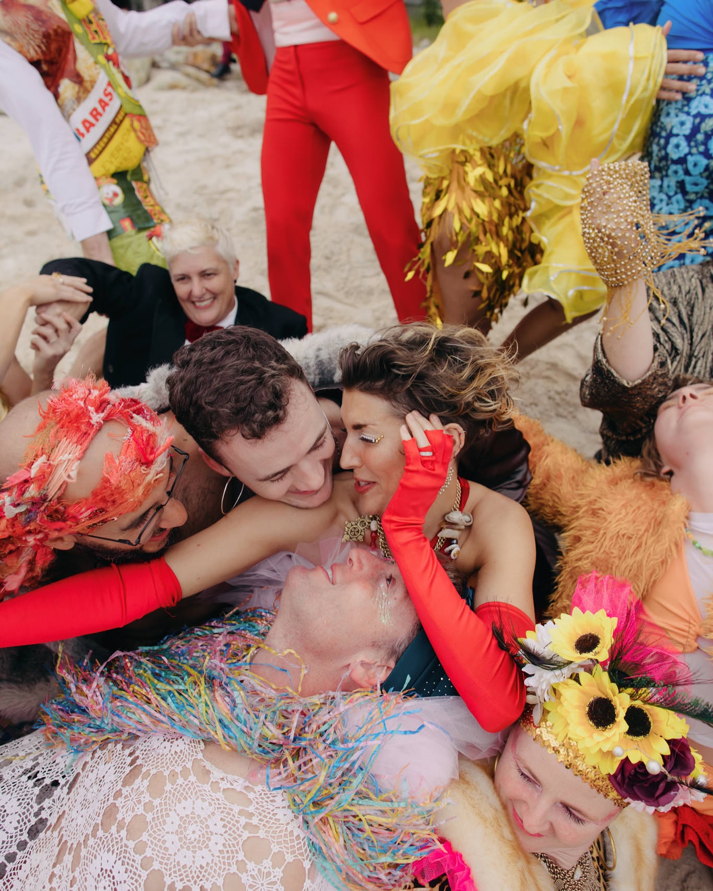 "Вони усі - кохання мого життя". Жінка вийшла заміж одночасно за 60 людей: як їй це вдалося